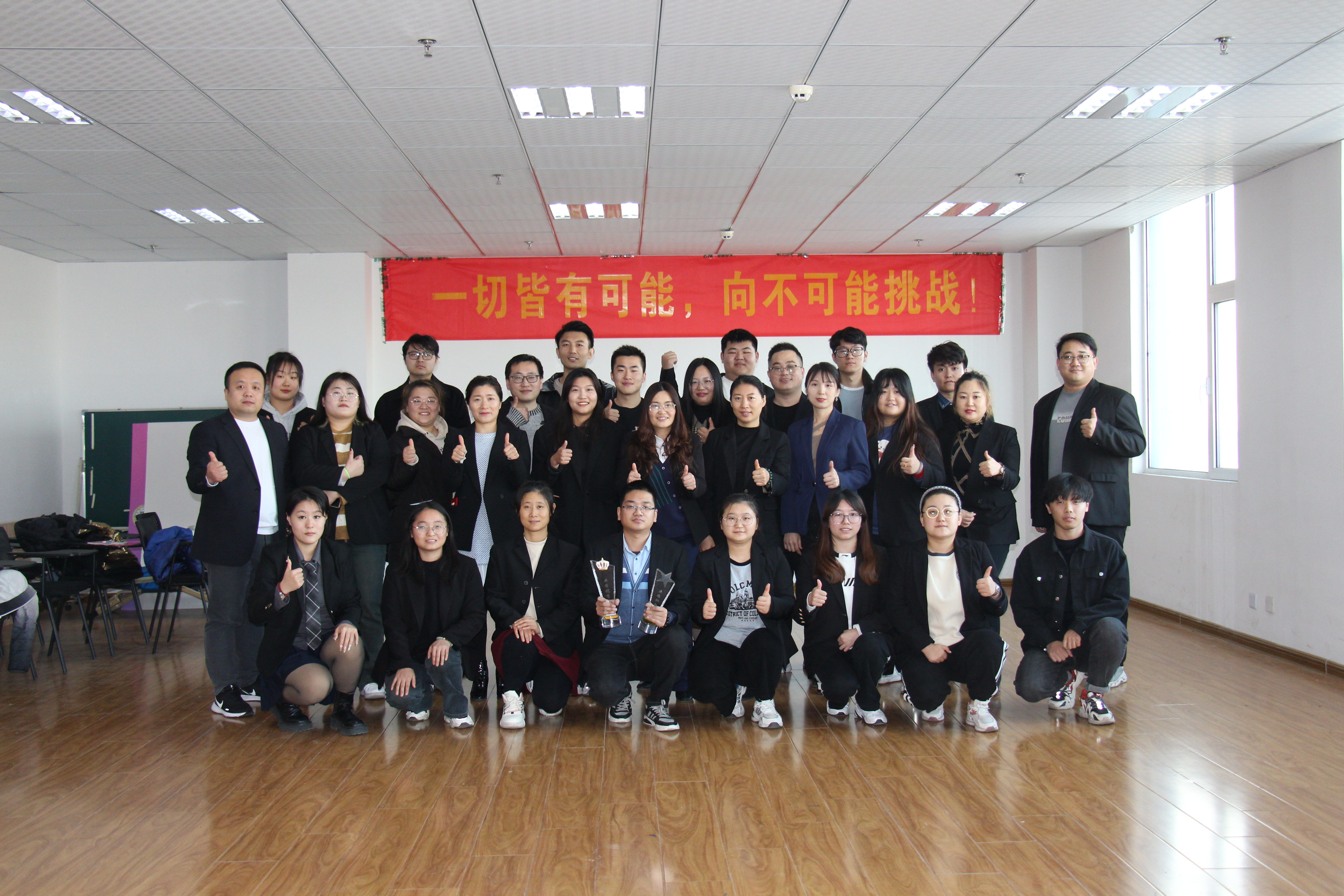 強化企業(yè)文化，共享成績，游戲抽獎環(huán)節(jié)歡聚一堂