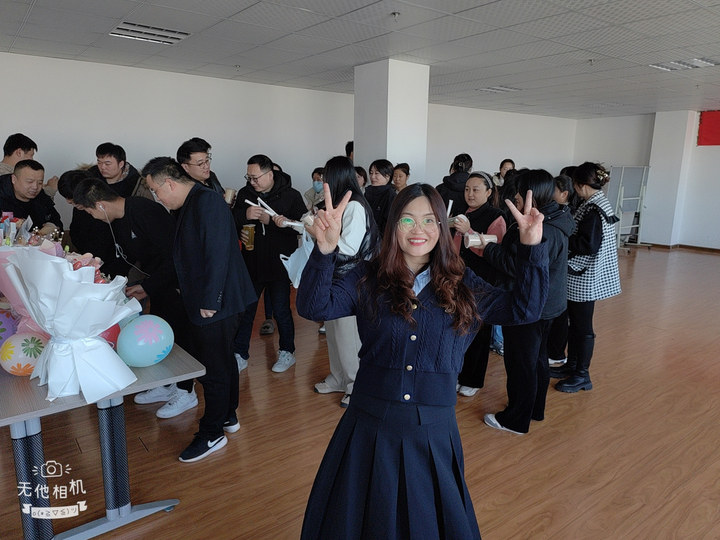 經理生日驚喜：送花送祝福，共享甜蜜時刻